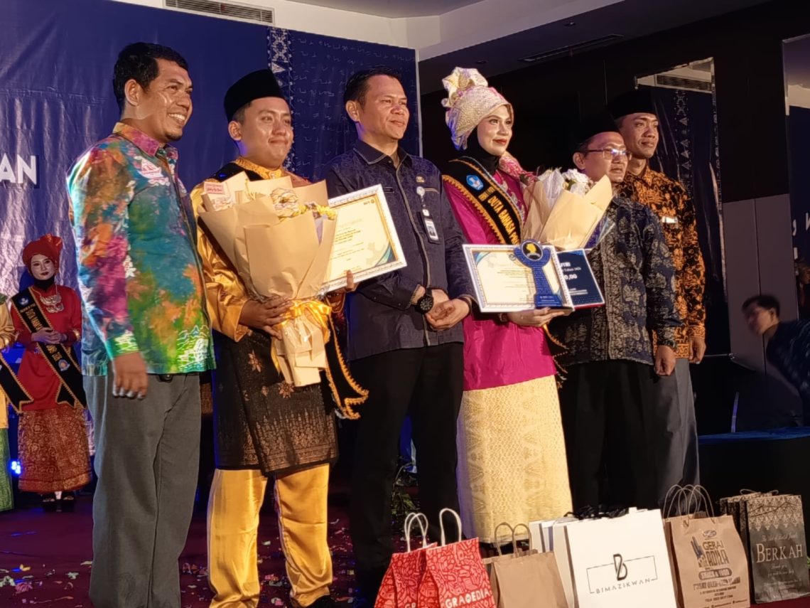 Kepala Balai Bahasa Provinsi Jambi Mohd. aki (toga dari kiri) foto bersama pemenang terbaik 1 Duta Bahasa 2026 provinsi Jambi. Didampingi dosen pengasuh dari UIN STS Jambi. (Dok: Arwani)