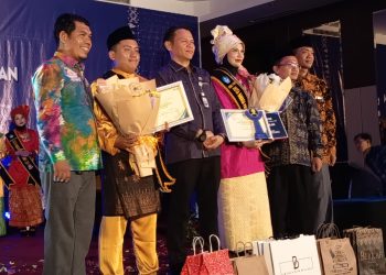 Kepala Balai Bahasa Provinsi Jambi Mohd. aki (toga dari kiri) foto bersama pemenang terbaik 1 Duta Bahasa 2026 provinsi Jambi. Didampingi dosen pengasuh dari UIN STS Jambi. (Dok: Arwani)