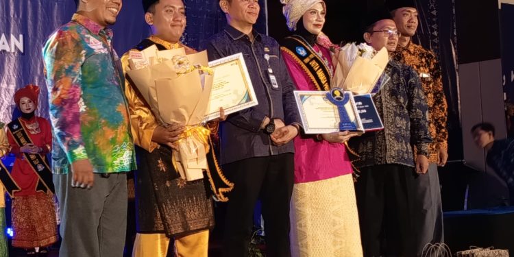Kepala Balai Bahasa Provinsi Jambi Mohd. aki (toga dari kiri) foto bersama pemenang terbaik 1 Duta Bahasa 2026 provinsi Jambi. Didampingi dosen pengasuh dari UIN STS Jambi. (Dok: Arwani)