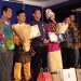 Kepala Balai Bahasa Provinsi Jambi Mohd. aki (toga dari kiri) foto bersama pemenang terbaik 1 Duta Bahasa 2026 provinsi Jambi. Didampingi dosen pengasuh dari UIN STS Jambi. (Dok: Arwani)