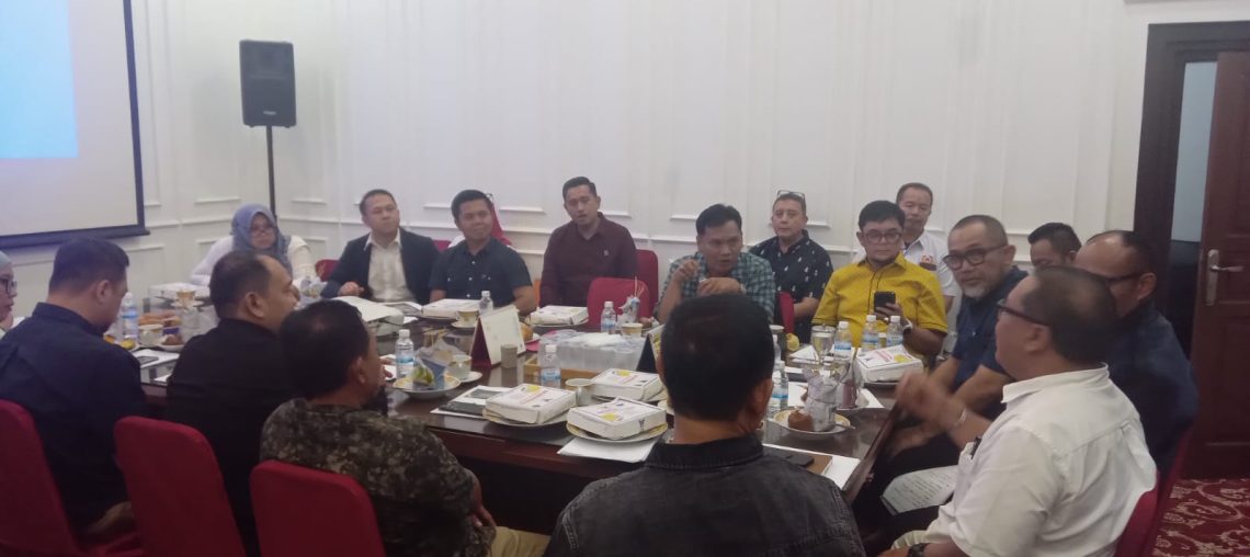 Ketua Umum KONI Provinsi Jambi AKBP Mat Sanusi bersama Ketua Dewan Penyantun KONI Jambi Sudirman dan pengurus cabor saat menggelar pertemuan dengan SKK Migas dan KKKS guna membahas dukungan pendanaan menuju PON 2028. (Dok: Rahmat)