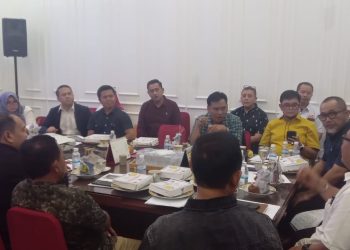 Ketua Umum KONI Provinsi Jambi AKBP Mat Sanusi bersama Ketua Dewan Penyantun KONI Jambi Sudirman dan pengurus cabor saat menggelar pertemuan dengan SKK Migas dan KKKS guna membahas dukungan pendanaan menuju PON 2028. (Dok: Rahmat)