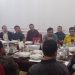 Ketua Umum KONI Provinsi Jambi AKBP Mat Sanusi bersama Ketua Dewan Penyantun KONI Jambi Sudirman dan pengurus cabor saat menggelar pertemuan dengan SKK Migas dan KKKS guna membahas dukungan pendanaan menuju PON 2028. (Dok: Rahmat)
