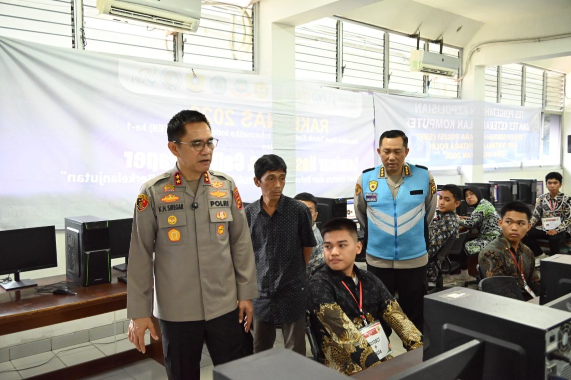 Kapolda Jambi Irjen Pol. Krisno H. Siregar meninjau langsung pelaksanaan Tes Akademik Taruna dan Taruni Akpol Tahun Anggaran 2026 di Kampus Unama Tehok. (Dok: Alpin)