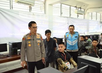 Kapolda Jambi Irjen Pol. Krisno H. Siregar meninjau langsung pelaksanaan Tes Akademik Taruna dan Taruni Akpol Tahun Anggaran 2026 di Kampus Unama Tehok. (Dok: Alpin)