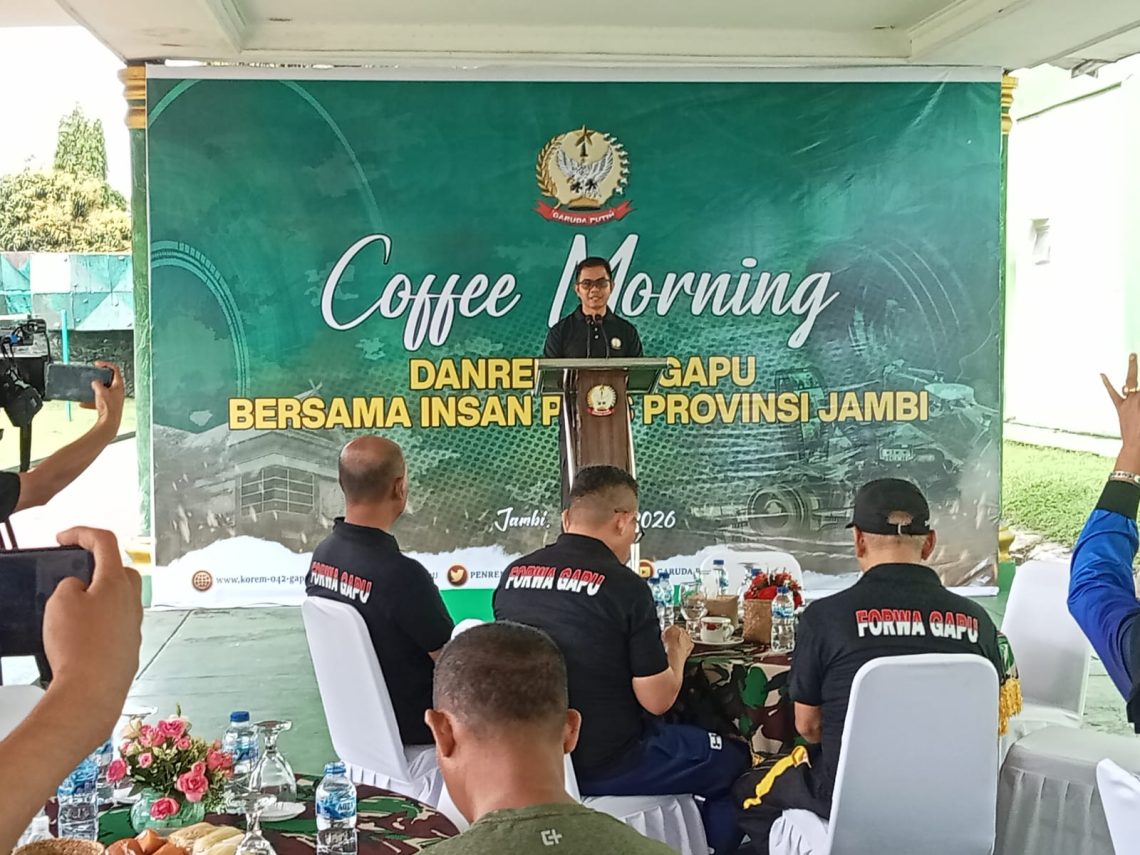 Danrem 042/Gapu Jambi. Brigjen TNI Nyamin sedang sampaikan sambutannya pada acara Coffee Morning dengan Insan Pers Jambi, Kamis (7/5/2026) di Teras Lapangan Makorem 042/Gapu. (Dok: Arwani)