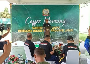Danrem 042/Gapu Jambi. Brigjen TNI Nyamin sedang sampaikan sambutannya pada acara Coffee Morning dengan Insan Pers Jambi, Kamis (7/5/2026) di Teras Lapangan Makorem 042/Gapu. (Dok: Arwani)