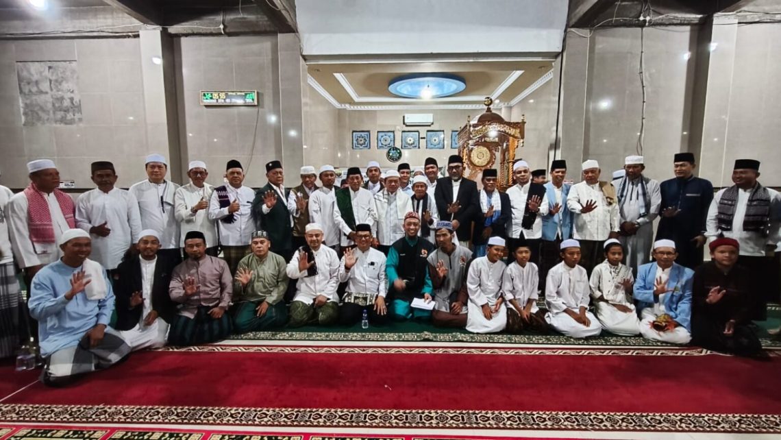 Gubernur Jambi Al Haris bersama jajaran Pemprov Jambi mengikuti Safari Subuh di Masjid Hidayatullah, Kecamatan Alam Barajo, Kota Jambi, Jumat (08/05/2026). (Dok: Rahmat)