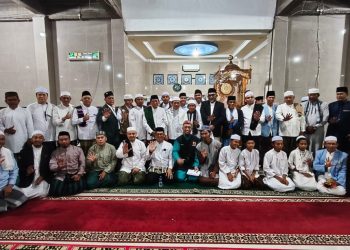 Gubernur Jambi Al Haris bersama jajaran Pemprov Jambi mengikuti Safari Subuh di Masjid Hidayatullah, Kecamatan Alam Barajo, Kota Jambi, Jumat (08/05/2026). (Dok: Rahmat)