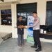 Personel Sie STNK Subdit Regident Ditlantas Polda Jambi membagikan makanan gratis kepada masyarakat wajib pajak dalam kegiatan “Jumat Berkah Jumat Berbagi” di Samsat Kota Jambi, Jumat (8/5/2026). (Dok: Alpin)