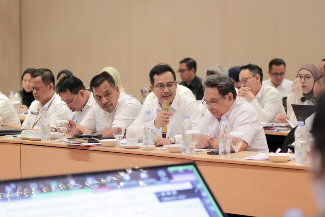 Jajaran PT Hutama Karya (Persero) bersama Kejaksaan Agung, kementerian terkait dan pemerintah daerah saat menggelar rapat koordinasi percepatan pembebasan lahan proyek jalan tol strategis di Sumatra Selatan. (Dok: Hutama Karya)