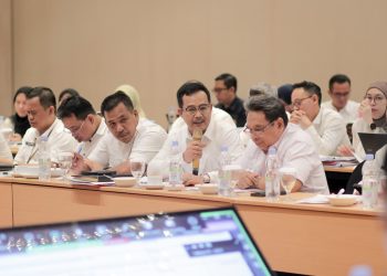 Jajaran PT Hutama Karya (Persero) bersama Kejaksaan Agung, kementerian terkait dan pemerintah daerah saat menggelar rapat koordinasi percepatan pembebasan lahan proyek jalan tol strategis di Sumatra Selatan. (Dok: Hutama Karya)