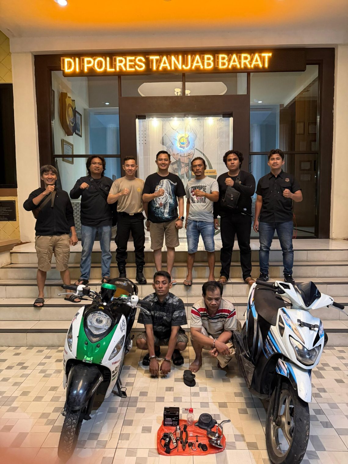 Dua tersangka kasus pencurian sepeda motor diamankan Satreskrim Polres Tanjabbar usai ditangkap di kawasan Kuala Tungkal, Minggu (10/5/2026). (Dok: Humas Polres Tanjab Barat)