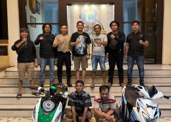 Dua tersangka kasus pencurian sepeda motor diamankan Satreskrim Polres Tanjabbar usai ditangkap di kawasan Kuala Tungkal, Minggu (10/5/2026). (Dok: Humas Polres Tanjab Barat)