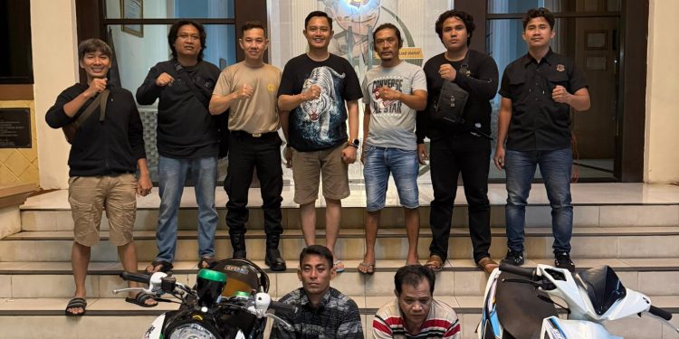 Dua tersangka kasus pencurian sepeda motor diamankan Satreskrim Polres Tanjabbar usai ditangkap di kawasan Kuala Tungkal, Minggu (10/5/2026). (Dok: Humas Polres Tanjab Barat)
