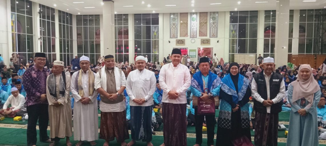 Bupati Merangin M. Syukur saat melepas calon Jamaah Haji. (Dok: Deni Satria Budi