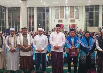 Bupati Merangin M. Syukur saat melepas calon Jamaah Haji. (Dok: Deni Satria Budi