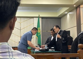 Terdakwa Bengawan Kamto bersama tim penasihat hukum saat mengikuti sidang pembacaan pleidoi perkara dugaan korupsi kredit investasi dan modal kerja PT PAL di Pengadilan Tipikor Jambi. (Dok: Rudi)
