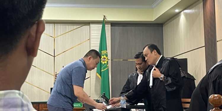 Terdakwa Bengawan Kamto bersama tim penasihat hukum saat mengikuti sidang pembacaan pleidoi perkara dugaan korupsi kredit investasi dan modal kerja PT PAL di Pengadilan Tipikor Jambi. (Dok: Rudi)