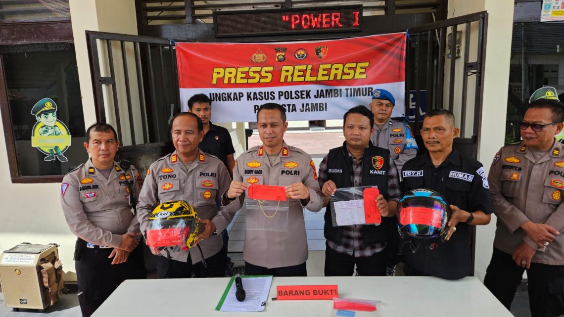 Kapolsek Jambi Timur, AKP R. Deddy Wardana Gaos saat memimpin konferensi pers kasus penipuan di Polsek Jambi Timur. (Dok:Alpin)