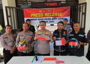 Kapolsek Jambi Timur, AKP R. Deddy Wardana Gaos saat memimpin konferensi pers kasus penipuan di Polsek Jambi Timur. (Dok:Alpin)