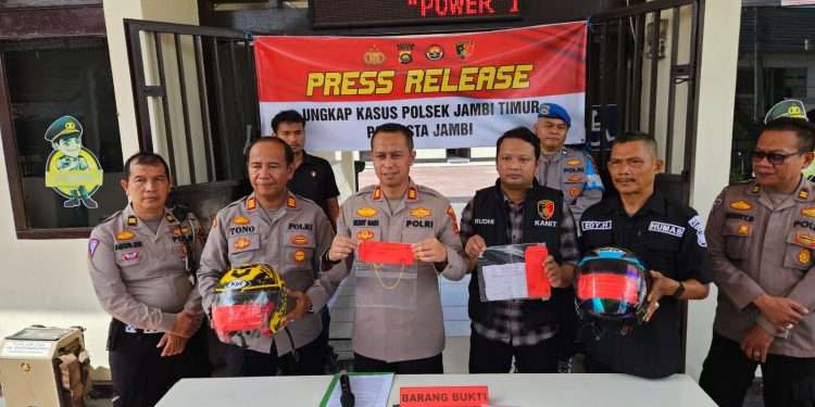 Kapolsek Jambi Timur, AKP R. Deddy Wardana Gaos saat memimpin konferensi pers kasus penipuan di Polsek Jambi Timur. (Dok:Alpin)