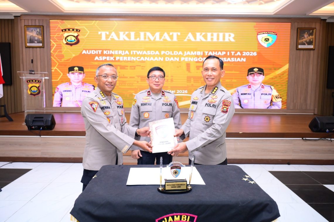 Wakapolda Jambi Brigjen Pol. B. Ali bersama Irwasda dan pejabat utama Polda Jambi mengikuti Taklimat Akhir Audit Kinerja Itwasda Polda Jambi Tahap I Tahun Anggaran 2026 di Gedung Siginjai Mapolda Jambi, Selasa (12/5/2026). (Dok: Alpin)