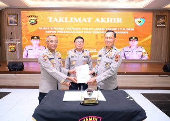 Wakapolda Jambi Brigjen Pol. B. Ali bersama Irwasda dan pejabat utama Polda Jambi mengikuti Taklimat Akhir Audit Kinerja Itwasda Polda Jambi Tahap I Tahun Anggaran 2026 di Gedung Siginjai Mapolda Jambi, Selasa (12/5/2026). (Dok: Alpin)
