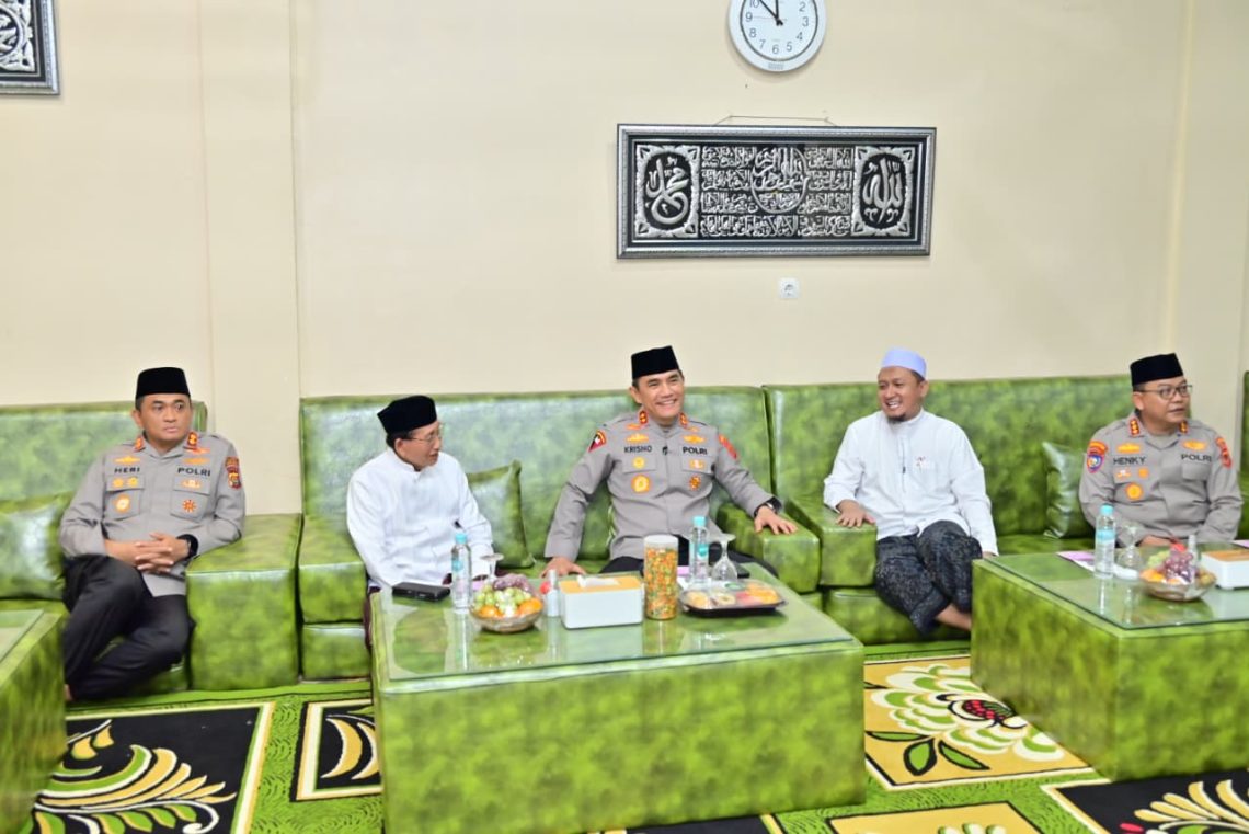 Kapolda Jambi Irjen Pol Krisno H. Siregar bersilaturahmi ke Pondok Pesantren Darul Arifin di Muaro Jambi. (Dok: Alpin)