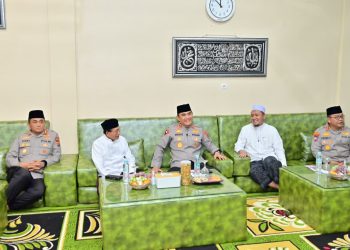 Kapolda Jambi Irjen Pol Krisno H. Siregar bersilaturahmi ke Pondok Pesantren Darul Arifin di Muaro Jambi. (Dok: Alpin)