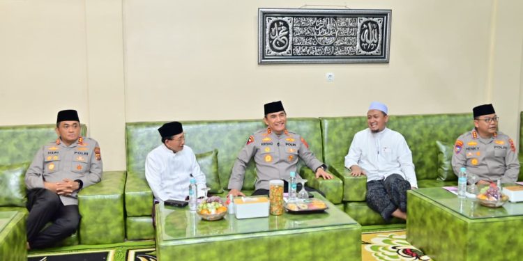 Kapolda Jambi Irjen Pol Krisno H. Siregar bersilaturahmi ke Pondok Pesantren Darul Arifin di Muaro Jambi. (Dok: Alpin)