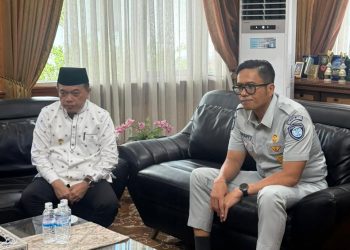 Kepala Kantor Wilayah PT Jasa Raharja Jambi A.A.N. Agung Abimanyu berdiskusi dengan Gubernur Jambi Al Haris dalam kegiatan Sharing and Caring di Jambi, Selasa (12/5/2026), (Dok. Redaksi)