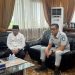 Kepala Kantor Wilayah PT Jasa Raharja Jambi A.A.N. Agung Abimanyu berdiskusi dengan Gubernur Jambi Al Haris dalam kegiatan Sharing and Caring di Jambi, Selasa (12/5/2026), (Dok. Redaksi)