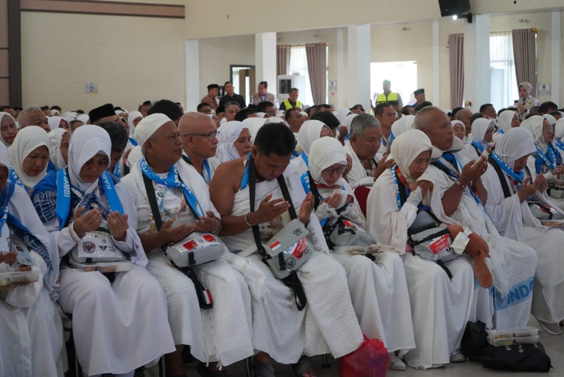 Suasana pelepasan keberangkatan 442 Jemaah Calon Haji Kloter BTH 19 di Asrama Haji Kota Baru, Kota Jambi, Selasa (12/5/2026). (Dok: Rudi)