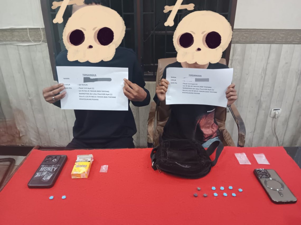 Dua remaja pelaku peredaran pil ekstasi diamankan Satresnarkoba Polresta Jambi bersama barang bukti 12 butir pil ekstasi hasil pengungkapan di dua lokasi berbeda di Kota Jambi. (Dok: Humas Polresta Jambi)