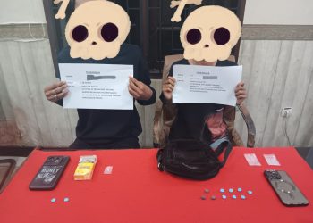 Dua remaja pelaku peredaran pil ekstasi diamankan Satresnarkoba Polresta Jambi bersama barang bukti 12 butir pil ekstasi hasil pengungkapan di dua lokasi berbeda di Kota Jambi. (Dok: Humas Polresta Jambi)
