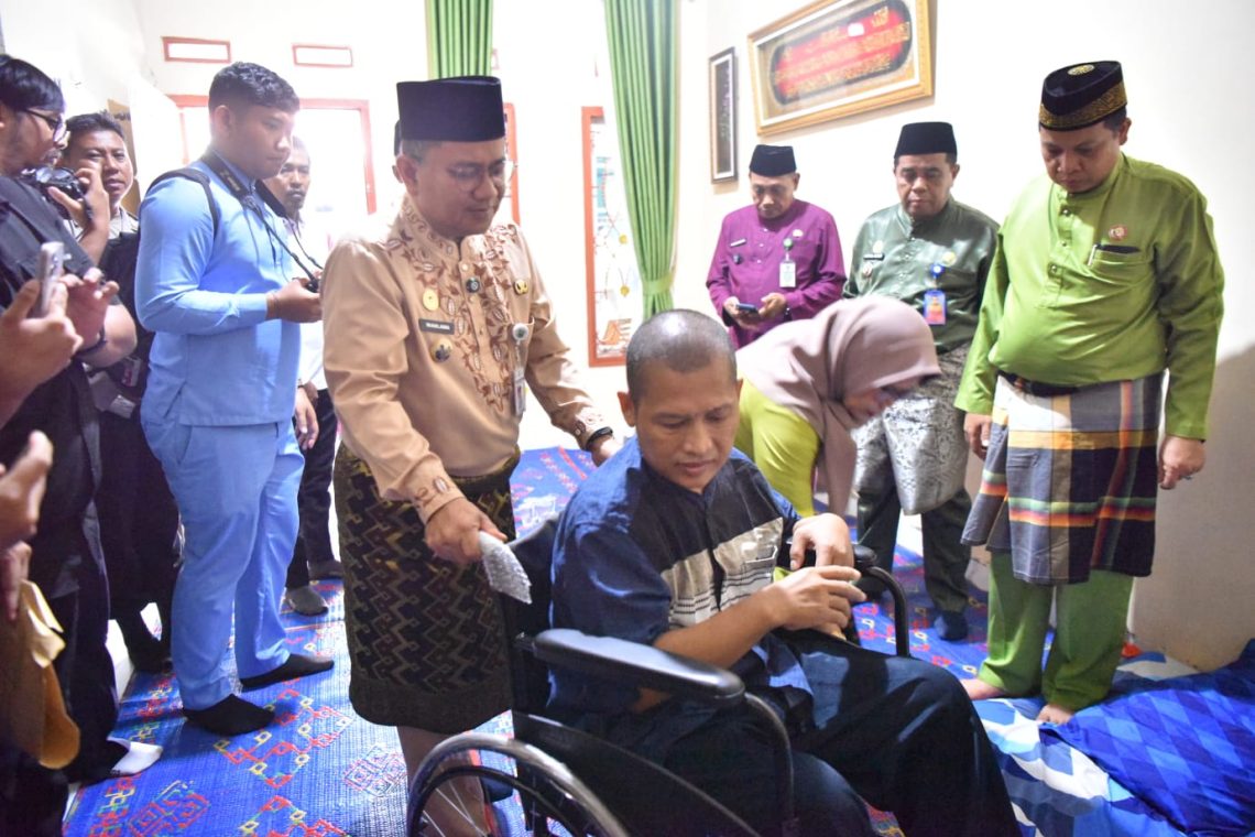 Wali Kota Jambi Dr. dr. H. Maulana, M.K.M menyerahkan bantuan kursi roda kepada Afriyanto, warga penderita stroke di Kelurahan Bakung Jaya. (Dok: Rahmat)