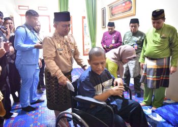Wali Kota Jambi Dr. dr. H. Maulana, M.K.M menyerahkan bantuan kursi roda kepada Afriyanto, warga penderita stroke di Kelurahan Bakung Jaya. (Dok: Rahmat)