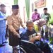 Wali Kota Jambi Dr. dr. H. Maulana, M.K.M menyerahkan bantuan kursi roda kepada Afriyanto, warga penderita stroke di Kelurahan Bakung Jaya. (Dok: Rahmat)