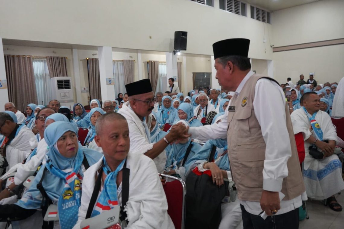 Wakil Gubernur Jambi Abdullah Sani melepas keberangkatan 444 Jemaah Calon Haji Kloter BTH 20 di Asrama Haji Kota Baru, Kota Jambi. (Dok: Rudi)