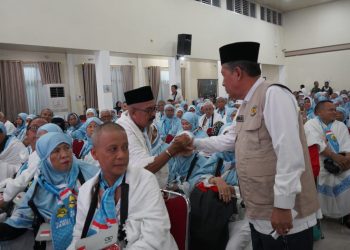 Wakil Gubernur Jambi Abdullah Sani melepas keberangkatan 444 Jemaah Calon Haji Kloter BTH 20 di Asrama Haji Kota Baru, Kota Jambi. (Dok: Rudi)