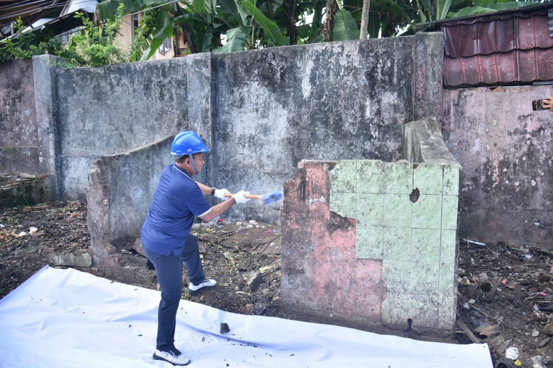 Wali Kota Jambi Maulana bersama jajaran Pemkot melakukan penutupan TPS pinggir jalan di Kelurahan Orang Kayo Hitam dan Cempaka Putih sebagai bagian percepatan program Operator Pengumpul Sampah Berbasis Masyarakat (OPBM), Jumat (15/05/2026). (Dok: Rahmat)
