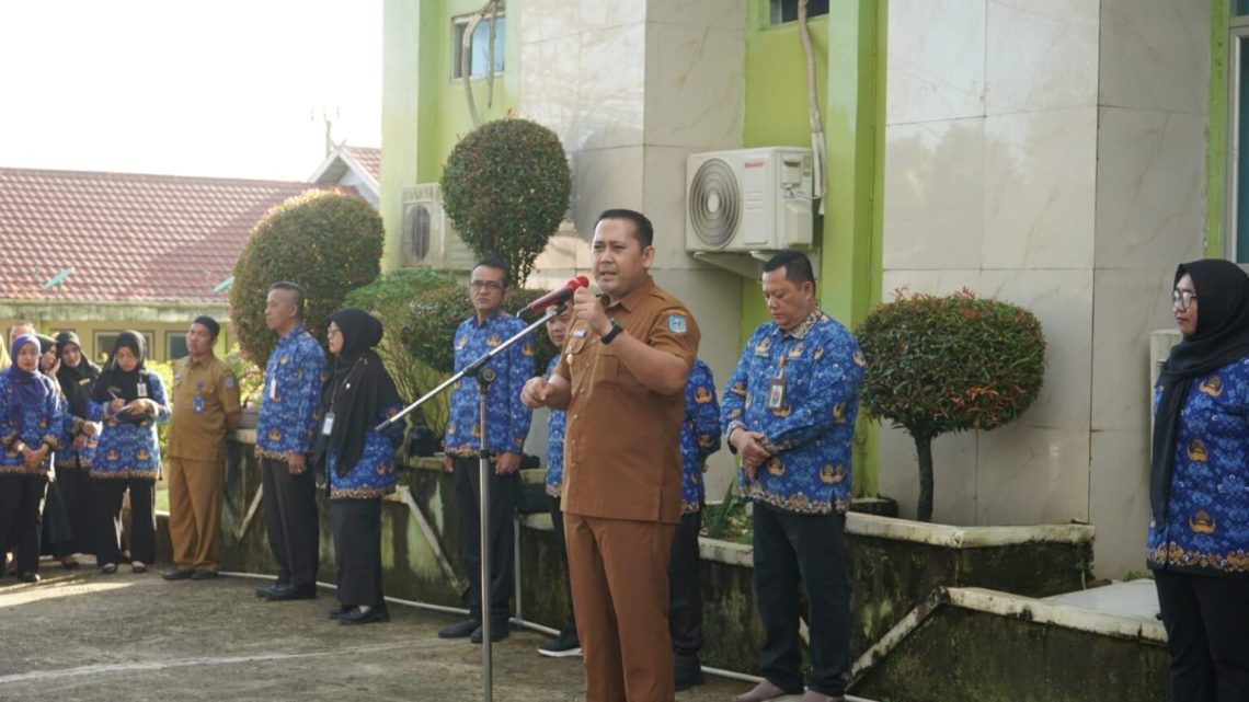 Bupati Merangin M. Syukur memimpin apel pagi di RSUD Kolonel Abundjani Bangko, Senin (18/05) (Dok: Redaksi)