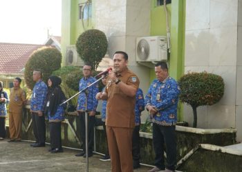 Bupati Merangin M. Syukur memimpin apel pagi di RSUD Kolonel Abundjani Bangko, Senin (18/05) (Dok: Redaksi)