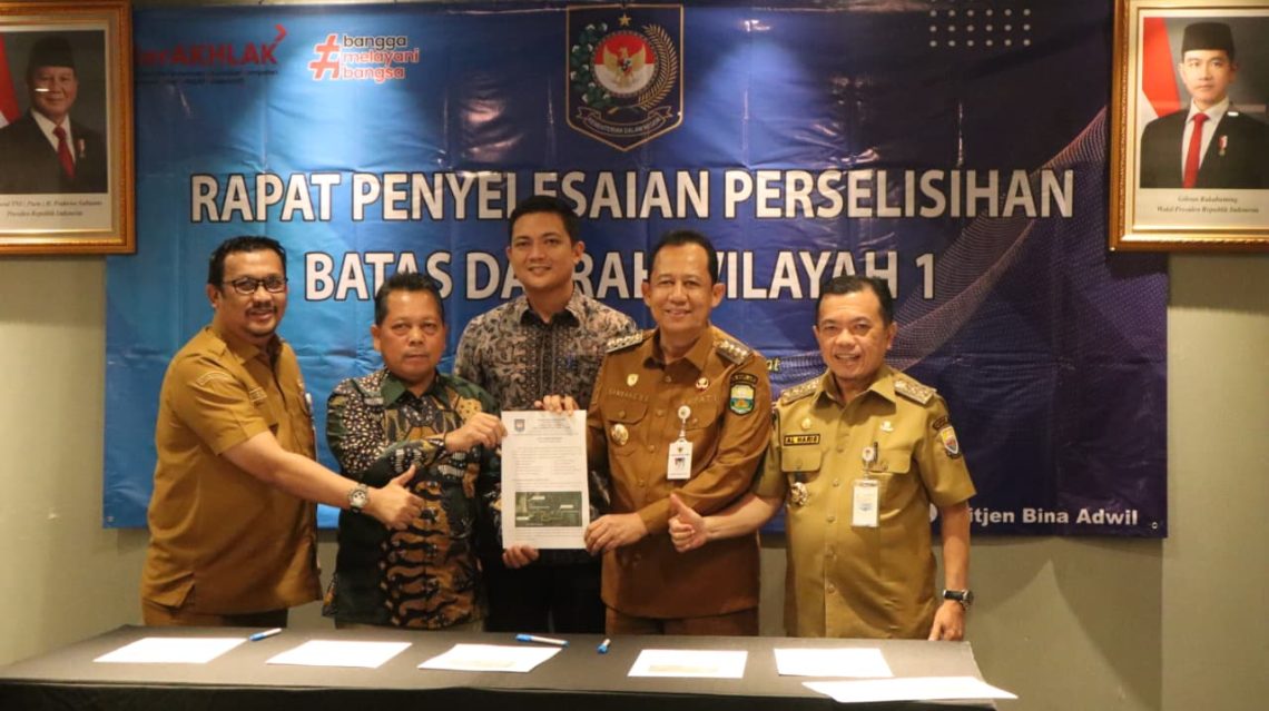 Gubernur Jambi Al Haris menghadiri rapat pembahasan tapal batas Kabupaten Batang Hari dan Kabupaten Muaro Jambi di Orchardz Hotel Jayakarta, Senin (18/05/2026). (Dok: Diskominfo Provinsi Jambi)