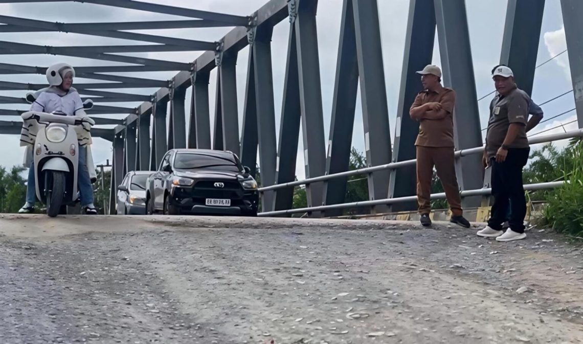Petugas Bidang Bina Marga Dinas Pekerjaan Umum dan Tata Ruang Provinsi Jambi melakukan inventarisasi kondisi jembatan di ruas jalan provinsi untuk memastikan keamanan serta menentukan prioritas pemeliharaan dan pembangunan infrastruktur. (Dok: Rahmat)