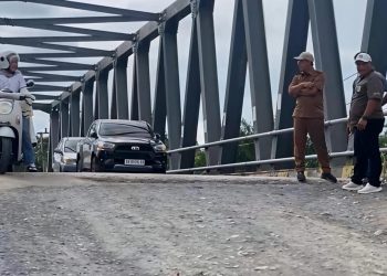 Petugas Bidang Bina Marga Dinas Pekerjaan Umum dan Tata Ruang Provinsi Jambi melakukan inventarisasi kondisi jembatan di ruas jalan provinsi untuk memastikan keamanan serta menentukan prioritas pemeliharaan dan pembangunan infrastruktur. (Dok: Rahmat)