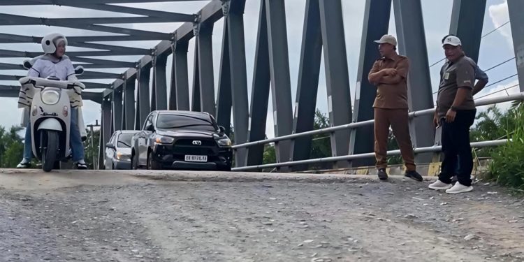 Petugas Bidang Bina Marga Dinas Pekerjaan Umum dan Tata Ruang Provinsi Jambi melakukan inventarisasi kondisi jembatan di ruas jalan provinsi untuk memastikan keamanan serta menentukan prioritas pemeliharaan dan pembangunan infrastruktur. (Dok: Rahmat)