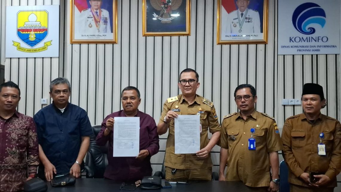 Juru Bicara Pemerintah Provinsi Jambi sekaligus Kadis Kominfo Provinsi Jambi, Ariansyah, memberikan keterangan pers terkait klarifikasi isu dugaan permintaan uang kelulusan pegawai yang mencatut nama Al Haris. (Dok: Rudi)