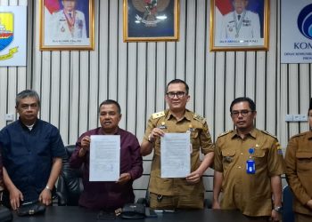 Juru Bicara Pemerintah Provinsi Jambi sekaligus Kadis Kominfo Provinsi Jambi, Ariansyah, memberikan keterangan pers terkait klarifikasi isu dugaan permintaan uang kelulusan pegawai yang mencatut nama Al Haris. (Dok: Rudi)
